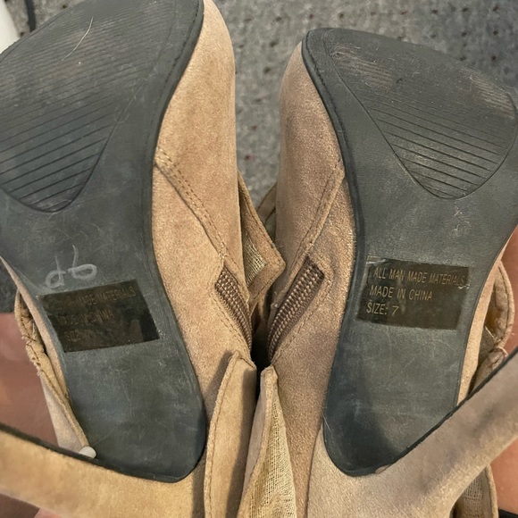 Tan heeled boots with buckles - Picture 6 of 8